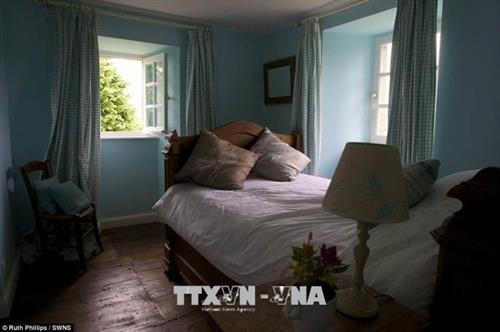 Một phòng ngủ bên trong lâu đài Chateau de Cautine. Ảnh: Daily Mail/ TTXVN Một phòng ngủ bên trong lâu đài Chateau de Cautine. Ảnh: Daily Mail/ TTXVN