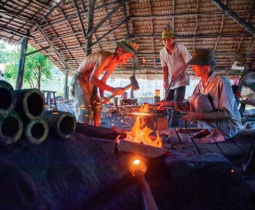 Một lò rèn với ba thế hệ đang cùng làm việc.