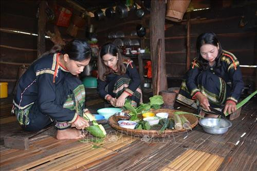 Các cô gái Ê-đê mỗi người một việc chuẩn bị nguyên liệu nấu món canh bột lá yao. Ảnh: Hoài Thu – TTXVN Các cô gái Ê-đê mỗi người một việc chuẩn bị nguyên liệu nấu món canh bột lá yao. Ảnh: Hoài Thu – TTXVN