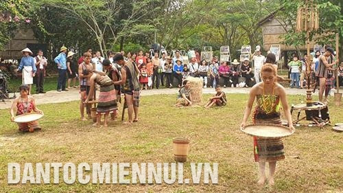 Bà con đồng bào S'tiêng chuẩn bị các công đoạn làm ra hạt gạo để chuẩn bị cho lễ hội. Ảnh: H. Hải