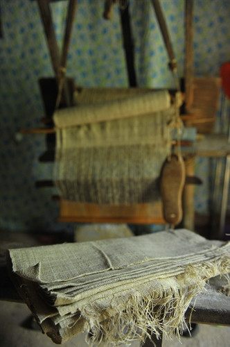 Quá trình hình thành tấm vải lanh phải trải qua rất nhiều công đoạn cầu kỳ. Trong đó có rất nhiều công đoạn khó, đòi hỏi sự nhẫn nại, bền bỉ từ việc trồng lanh, thu hoạch, giặt, phơi khô, tước vỏ cho đến se sợi, lên khung, dệt vải, nhuộm chàm, vẽ sáp ong...