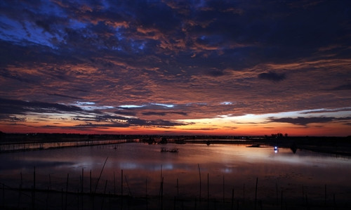 Vẻ đẹp huyền ảo của Đầm Chuồn. Vẻ đẹp huyền ảo của Đầm Chuồn.