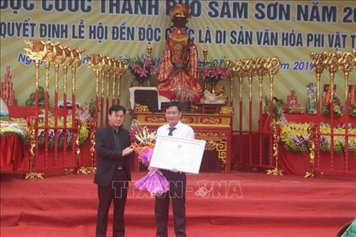 Trao bằng công nhận Di sản phi vật thể quốc gia Lễ hội đền Độc Cước cho chính quyền và nhân dân Thành phố Sầm Sơn. Ảnh: Hoa Mai - TTXVN