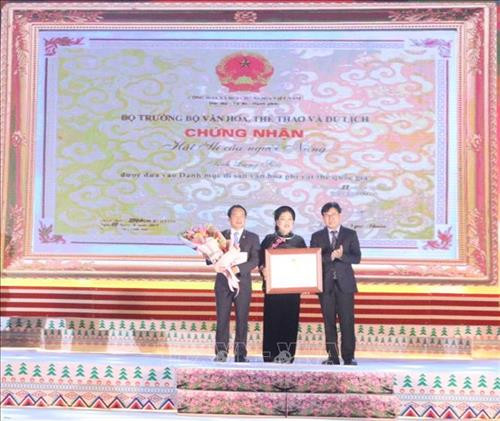 Phó Cục trưởng Cục Di sản Văn hóa Nông Quốc Thành trao Bằng chứng nhận “Hát Sli của người Nùng tỉnh Lạng Sơn” được đưa vào Di sản văn hóa phi vật thể Quốc gia cho lãnh đạo Sở Văn hóa, Thể thao và Du lịch tỉnh Lạng Sơn. Ảnh: Thái Thuần – TTXVN