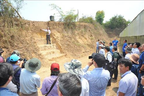 Các đại biểu tham quan, nghiên cứu tại một hố đào di chỉ khảo cổ Ảnh: Hoài Nam – TTXVN Các đại biểu tham quan, nghiên cứu tại một hố đào di chỉ khảo cổ Ảnh: Hoài Nam – TTXVN