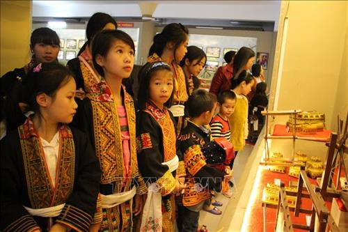 Các em học sinh người dân tộc thiểu số tham quan gian trưng bày tại Bảo tàng tỉnh Lạng Sơn. Ảnh: TTXVN phát Các em học sinh người dân tộc thiểu số tham quan gian trưng bày tại Bảo tàng tỉnh Lạng Sơn. Ảnh: TTXVN phát