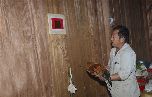 Nghi thức cúng trong ngày Tết của người Mông.