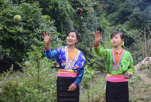 Thiếu nữ Mông mặc trang phục dân tộc ném Pa pao trong ngày Tết.