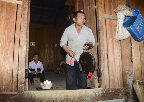 Nghi thức cúng trong ngày Tết của người Mông.