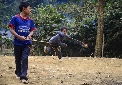 Trẻ em chơi cù quay trong ngày Tết.