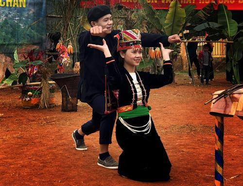 Nghi lễ cúng tổ tiên phù hộ cho mạnh khỏe, mùa màng bội thu. Ảnh: Đỗ Tuấn Anh Thóc giống được đựng trong gùi để chuẩn bị cho lễ chọc lỗ, tra hạt. Ảnh: Đỗ Tuấn Anh Già làng phát thóc giống cho những người trong bản . Ảnh: Đỗ Tuấn Anh Tiết mục múa cá lượn của người Khơ Mú. Ảnh: Đỗ Tuấn Anh Nghi thức tạ ơn trâu, bò đã giúp con người cày cấy, mang lại thóc lúa. Ảnh: Đỗ Tuấn Anh Nghi lễ cúng tổ tiên phù hộ cho mạnh khỏe, mùa màng bội thu. Ảnh: Đỗ Tuấn Anh Thóc giống được đựng trong gùi để chuẩn bị cho lễ chọc lỗ, tra hạt. Ảnh: Đỗ Tuấn Anh Già làng phát thóc giống cho những người trong bản . Ảnh: Đỗ Tuấn Anh Tiết mục múa cá lượn của người Khơ Mú. Ảnh: Đỗ Tuấn Anh Nghi thức tạ ơn trâu, bò đã giúp con người cày cấy, mang lại thóc lúa. Ảnh: Đỗ Tuấn Anh