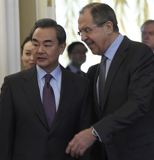 Ngoại trưởng Nga Sergei Lavrov (phải) có cuộc gặp với Bộ trưởng Ngoại giao Trung Quốc Vương Nghị đang trong chuyến thăm Nga. AFP/TTXVN
