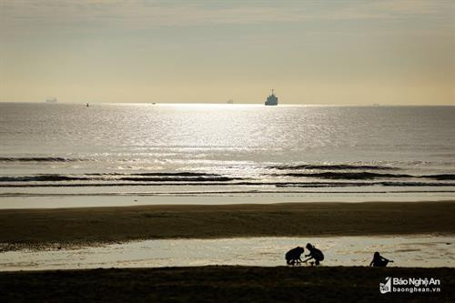 Ban mai Cửa Lò (Nghệ An) qua một "ô cửa" độc đáo nơi Quảng trường Bình Minh. Ảnh: Minh Châu Những hàng cây ven biển lá cây bắt đầu ngả vàng. Ảnh: Minh Châu Mặt biển đầy nắng sớm, nhưng cơn nắng cũng đã dịu dàng hơn. Ảnh: Hải Vương Một chiếc thuyền thúng trở về trong ánh bình minh vừa rạng. Ảnh: Minh Châu Rẻo lưới nằm ngơi nghỉ trên bãi cát mịn. Ảnh: Hải Vương Phía bán đảo Lan Châu những chiếc thuyền thúng đã trở về sau một đêm câu mực. Ảnh: Sách Nguyễn Nhịp sống mộc mạc của người dân biển bao đời vẫn diễn ra trên bãi biển nổi tiếng ở miền Trung này. Ảnh: Lê Thắng Chính cái nhịp điệu ấy đã làm nên nét riêng quyến rũ của Cửa Lò. Ảnh: Lê Thắng Những du khách tìm đến bãi đá nơi bán đảo Lan Châu. Ảnh: Hồ Chiến Chơi đùa, hòa mình cùng những con sóng. Ảnh: Hải Vương Một Cửa Lò lấp lánh và êm đềm khi màn đêm buông xuống. Ảnh: Hồ Chiến Ban mai Cửa Lò (Nghệ An) qua một "ô cửa" độc đáo nơi Quảng trường Bình Minh. Ảnh: Minh Châu Những hàng cây ven biển lá cây bắt đầu ngả vàng. Ảnh: Minh Châu Mặt biển đầy nắng sớm, nhưng cơn nắng cũng đã dịu dàng hơn. Ảnh: Hải Vương Một chiếc thuyền thúng trở về trong ánh bình minh vừa rạng. Ảnh: Minh Châu Rẻo lưới nằm ngơi nghỉ trên bãi cát mịn. Ảnh: Hải Vương Phía bán đảo Lan Châu những chiếc thuyền thúng đã trở về sau một đêm câu mực. Ảnh: Sách Nguyễn Nhịp sống mộc mạc của người dân biển bao đời vẫn diễn ra trên bãi biển nổi tiếng ở miền Trung này. Ảnh: Lê Thắng Chính cái nhịp điệu ấy đã làm nên nét riêng quyến rũ của Cửa Lò. Ảnh: Lê Thắng Những du khách tìm đến bãi đá nơi bán đảo Lan Châu. Ảnh: Hồ Chiến Chơi đùa, hòa mình cùng những con sóng. Ảnh: Hải Vương Một Cửa Lò lấp lánh và êm đềm khi màn đêm buông xuống. Ảnh: Hồ Chiến