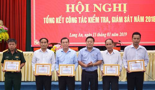 Phó Chủ nhiệm Thường trực UBKT Tỉnh ủy Long An Trần Văn Dũng trao giấy khen cho 5 tập thể có thành tích xuất sắc trong thực hiện nhiệm vụ tại Hội nghị tổng kết công tác kiểm tra, giám sát (KTGS) năm 2018. Nguồn: Báo Long An online
