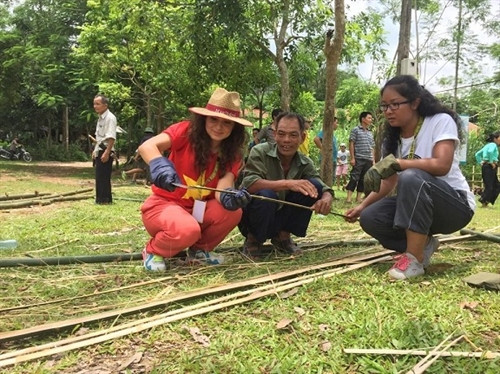 Du khách trải nghiệm công việc cùng người dân.