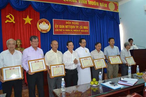 Đại diện tập thể, cá nhân nhận khen thưởng tại Hội nghị lần thứ mười bốn (khóa XI), nhiệm kỳ 2014 – 2019 của Ủy ban MTTQ Việt Nam thành phố Cà Mau. Ảnh: ubmttq.camau.gov.vn Đại diện tập thể, cá nhân nhận khen thưởng tại Hội nghị lần thứ mười bốn (khóa XI), nhiệm kỳ 2014 – 2019 của Ủy ban MTTQ Việt Nam thành phố Cà Mau. Ảnh: ubmttq.camau.gov.vn