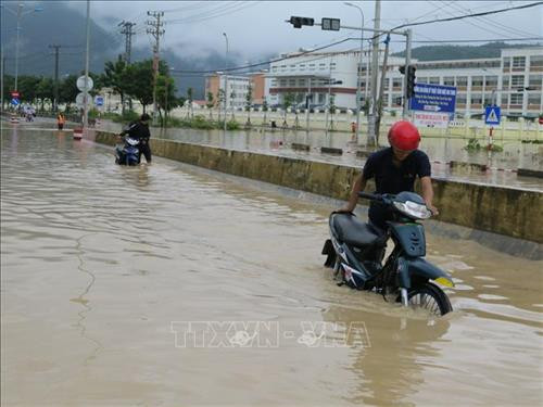 Đại lộ Nguyễn Tất Thành, xã Phước Đồng, TP Nha Trang bị ngập sâu 0,4 - 0,6 m khiến giao thông bị chia cắt. Ảnh: Phan Sáu - TTXVN Đại lộ Nguyễn Tất Thành, xã Phước Đồng, TP Nha Trang bị ngập sâu 0,4 - 0,6 m khiến giao thông bị chia cắt. Ảnh: Phan Sáu - TTXVN