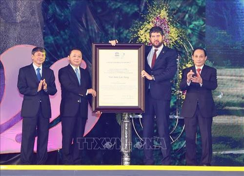 Ông Michael Croft, Trưởng đại diện Văn phòng UNESCO tại Việt Nam trao Danh hiệu Công viên địa chất toàn cầu UNESCO Non nước Cao Bằng. Ảnh: Thống Nhất – TTXVN Ông Michael Croft, Trưởng đại diện Văn phòng UNESCO tại Việt Nam trao Danh hiệu Công viên địa chất toàn cầu UNESCO Non nước Cao Bằng. Ảnh: Thống Nhất – TTXVN