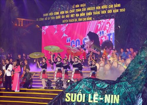 Chương trình văn nghệ chào mừng. Ảnh: Thống Nhất – TTXVN Chương trình văn nghệ chào mừng. Ảnh: Thống Nhất – TTXVN