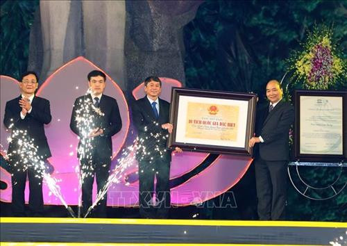 Thủ tướng Nguyễn Xuân Phúc trao Bằng công nhận Di tích quốc gia Đặc biệt địa điểm Chiến thắng biên giới 1950 thuộc huyện Thạch An, tỉnh Cao Bằng. Ảnh: Thống Nhất – TTXVN Thủ tướng Nguyễn Xuân Phúc trao Bằng công nhận Di tích quốc gia Đặc biệt địa điểm Chiến thắng biên giới 1950 thuộc huyện Thạch An, tỉnh Cao Bằng. Ảnh: Thống Nhất – TTXVN