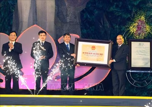 Thủ tướng Nguyễn Xuân Phúc trao Bằng công nhận Di tích quốc gia Đặc biệt địa điểm Chiến thắng biên giới 1950 thuộc huyện Thạch An, tỉnh Cao Bằng. Ảnh: Thống Nhất – TTXVN