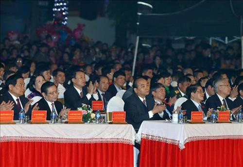 Thủ tướng Nguyễn Xuân Phúc và các đại biểu tham dự. Ảnh: Thống Nhất – TTXVN Thủ tướng Nguyễn Xuân Phúc và các đại biểu tham dự. Ảnh: Thống Nhất – TTXVN