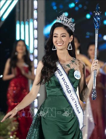 Tân Hoa hậu Thế giới Việt Nam 2019 Lương Thùy Linh trong thời khắc đăng quang. Ảnh: TTXVN phát Tân Hoa hậu Thế giới Việt Nam 2019 Lương Thùy Linh trong thời khắc đăng quang. Ảnh: TTXVN phát