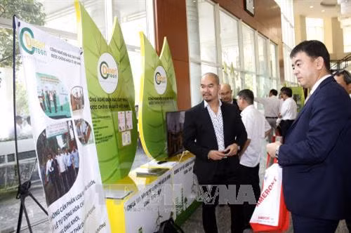 Các đại biểu xem triển lãm bên lề hội nghị. Ảnh: Hoàng Hải-TTXVN Các đại biểu xem triển lãm bên lề hội nghị. Ảnh: Hoàng Hải-TTXVN