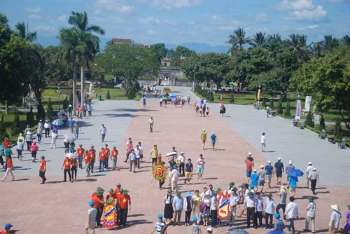 Trung bình mỗi ngày có từ 1.000- 1.5000 lượt khách đến thăm quan Khu di tích lịch sử đặc biệt Thành cổ Quảng Trị Trung bình mỗi ngày có từ 1.000- 1.5000 lượt khách đến thăm quan Khu di tích lịch sử đặc biệt Thành cổ Quảng Trị