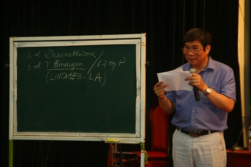 Hội thảo "Nhịp cầu nhà nông" có sự góp mặt của nhiều chuyên gia đầu ngành trồng trọt, chăn nuôi..., cùng đại diện Sở Nông nghiệp và Phát triển Nông thôn Hà Nội, UBND huyện Mê Linh. TS. Bùi Quang Tề trả lời các câu hỏi của bà con trong lĩnh vực thủy sản. PGS.TS Lê Văn Năm chia sẻ với bà con phác đồ điều trị các bệnh dịch trên đàn lợn.