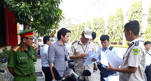 Lực lượng chức năng lập biên bản xử lý những công trình sai phạm, lấn chiếm vỉa hè. Ảnh: Huyền Trang - TTXVN Lực lượng chức năng lập biên bản xử lý những công trình sai phạm, lấn chiếm vỉa hè. Ảnh: Huyền Trang - TTXVN