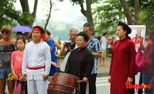 Ngay sau khi phục vụ biểu diễn tại Triển lãm ảnh "Đất nước, con người ASEAN" phường xoan An Thái (Phú Thọ) đã ra phố đi bộ Hồ Gươm biểu diễn phục vụ nhân dân và khách du lịch. Với mục đích quảng bá sâu rông hơn đến khán giả về nét văn hóa cổ độc đáo của người Việt. Nghệ sĩ hát xoan Nguyễn Văn Tuấn của phường hát xoan An Thái cho biết: "Đây là một dịp đưa nét văn hóa độc đáo đến với du khách thập phương" Được biết Hát Xoan là tên gọi khác, nói chệch của hai từ hát xuân hay ca xuân; hát Xoan có lối hát dùng trong nghi lễ - phong tục, lễ hội diễn ra vào mùa xuân. Trong dân gian còn gọi lối hát này là hát Lãi Lèn, vì bắt nguồn từ câu hát đệm chính của Xoan: “Lý len… len là… lễ là… len hỡi len…”. Hát Xoan có nội dung tín ngưỡng với mục đích thờ thần, cầu thần ban phát phù trợ cho dân làng tứ thời tiết lập, mưa thuận gió hòa, nhà nhà no đủ, đông đàn dài lũ, nhân khang thịnh vượng, quốc thái dân an… Hát Xoan gồm có: Hát thờ, hát quả cách và hát hội. Trong đó, hát quả cách gồm có 3 phần: giáo cách (giới thiệu), hát cách (dẫn) và kết cách. Hát Xoan là nghệ thuật diễn xướng tổng hợp, hát đi đôi với múa và nhạc đỡ giọng giữ nhịp, trong đó yếu tố hát là chính. Hát Xoan là hình thức nghệ thuật “Hát thơ”, hát trên rất nhiều thể thơ truyền thống Việt Nam như: Lục bát, song thất lục bát, lục bát biến thể, các thể thất ngôn và thể 4 chữ. Đây là dịp hiếm có để người dân Thủ đô được thưởng thức những điệu hát Xoan ngay tại phố đi bộ. Trước đó, ngày 24/11/2011, UNESCO đã bỏ phiếu công nhận đưa loại hình hát xoan vào danh mục Di sản văn hóa phi vật thể cần bảo vệ khẩn cấp của thế giới. Chỉ mới học hát Xoan sáu tháng, bé Đào Thị Thu Thủy, 14 tuổi có đôi mắt trong vắt và gương mặt xinh xắn đáng yêu đã thuộc được mười điệu. Hồi còn nhỏ, Thủy đã nghe hát từ bà nên đã quen các giai điệu. Lên lớp 2, bé Thủy chính thức “tầm sư học đạo” tại phường xoan An Thái. Khách du lịch quốc tế thích thú chụp ảnh với các “kép nhí” . Cũng theo Nghệ sĩ hát xoan Nguyễn Văn Tuấn cho biết, theo chủ trương quảng bá di sản văn hóa phi vật thể của Bộ Văn hóa, Thể thao và Du lịch các phường hát Xoan của Phú Thọ sẽ có mặt tại Hà Nội để biểu diễn nhiều hơn trong thời gian tới Ngay sau khi phục vụ biểu diễn tại Triển lãm ảnh "Đất nước, con người ASEAN" phường xoan An Thái (Phú Thọ) đã ra phố đi bộ Hồ Gươm biểu diễn phục vụ nhân dân và khách du lịch. Với mục đích quảng bá sâu rông hơn đến khán giả về nét văn hóa cổ độc đáo của người Việt. Nghệ sĩ hát xoan Nguyễn Văn Tuấn của phường hát xoan An Thái cho biết: "Đây là một dịp đưa nét văn hóa độc đáo đến với du khách thập phương" Được biết Hát Xoan là tên gọi khác, nói chệch của hai từ hát xuân hay ca xuân; hát Xoan có lối hát dùng trong nghi lễ - phong tục, lễ hội diễn ra vào mùa xuân. Trong dân gian còn gọi lối hát này là hát Lãi Lèn, vì bắt nguồn từ câu hát đệm chính của Xoan: “Lý len… len là… lễ là… len hỡi len…”. Hát Xoan có nội dung tín ngưỡng với mục đích thờ thần, cầu thần ban phát phù trợ cho dân làng tứ thời tiết lập, mưa thuận gió hòa, nhà nhà no đủ, đông đàn dài lũ, nhân khang thịnh vượng, quốc thái dân an… Hát Xoan gồm có: Hát thờ, hát quả cách và hát hội. Trong đó, hát quả cách gồm có 3 phần: giáo cách (giới thiệu), hát cách (dẫn) và kết cách. Hát Xoan là nghệ thuật diễn xướng tổng hợp, hát đi đôi với múa và nhạc đỡ giọng giữ nhịp, trong đó yếu tố hát là chính. Hát Xoan là hình thức nghệ thuật “Hát thơ”, hát trên rất nhiều thể thơ truyền thống Việt Nam như: Lục bát, song thất lục bát, lục bát biến thể, các thể thất ngôn và thể 4 chữ. Đây là dịp hiếm có để người dân Thủ đô được thưởng thức những điệu hát Xoan ngay tại phố đi bộ. Trước đó, ngày 24/11/2011, UNESCO đã bỏ phiếu công nhận đưa loại hình hát xoan vào danh mục Di sản văn hóa phi vật thể cần bảo vệ khẩn cấp của thế giới. Chỉ mới học hát Xoan sáu tháng, bé Đào Thị Thu Thủy, 14 tuổi có đôi mắt trong vắt và gương mặt xinh xắn đáng yêu đã thuộc được mười điệu. Hồi còn nhỏ, Thủy đã nghe hát từ bà nên đã quen các giai điệu. Lên lớp 2, bé Thủy chính thức “tầm sư học đạo” tại phường xoan An Thái. Khách du lịch quốc tế thích thú chụp ảnh với các “kép nhí” . Cũng theo Nghệ sĩ hát xoan Nguyễn Văn Tuấn cho biết, theo chủ trương quảng bá di sản văn hóa phi vật thể của Bộ Văn hóa, Thể thao và Du lịch các phường hát Xoan của Phú Thọ sẽ có mặt tại Hà Nội để biểu diễn nhiều hơn trong thời gian tới