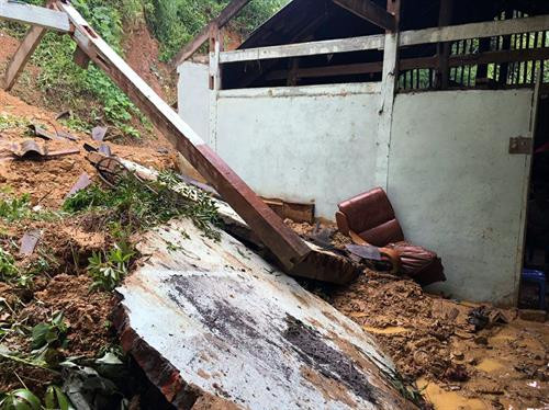 Hiện trường vụ sạt lở đất xuống ngôi nhà. Ảnh: Bùi Đức Hiếu-TTXVN Hiện trường vụ sạt lở đất xuống ngôi nhà. Ảnh: Bùi Đức Hiếu-TTXVN