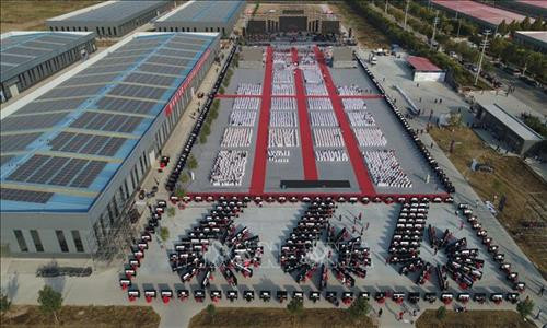 Các nghệ sĩ piano chơi đàn tại buổi hòa nhạc gây quỹ từ thiện ở Hà Bắc, Trung Quốc ngày 6/10/2018. Ảnh: THX/TTXVN Các nghệ sĩ piano chơi đàn tại buổi hòa nhạc gây quỹ từ thiện ở Hà Bắc, Trung Quốc ngày 6/10/2018. Ảnh: THX/TTXVN