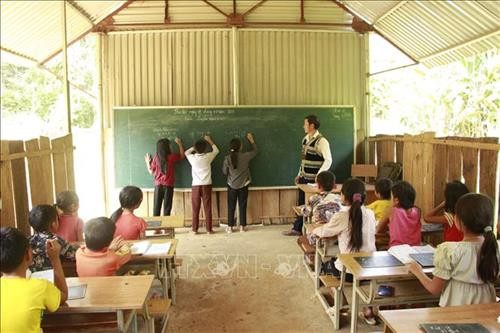 Giờ học của các em học sinh trường Tiểu học và THCS Long Hẹ, huyện vùng cao Thuận Châu, tỉnh Sơn La. Ảnh: Hữu Quyết - TTXVN Giờ học của các em học sinh trường Tiểu học và THCS Long Hẹ, huyện vùng cao Thuận Châu, tỉnh Sơn La. Ảnh: Hữu Quyết - TTXVN