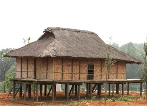 Ngôi nhà đặc trưng của dân tộc Kháng là nhà sàn, mái lợp gianh, che chắn xung quanh nhà bằng các tấm liếp được đan bằng tre, luồng. Ảnh: dantocviet.cinet.gov.vn