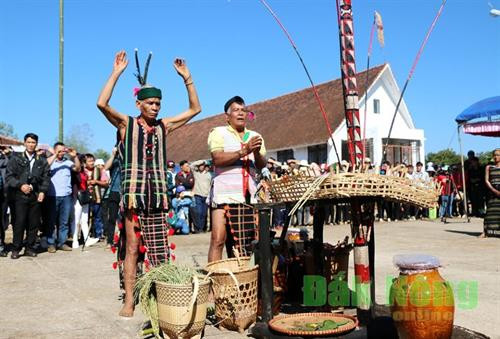 Trong các lễ hội, nghi lễ của đồng bào M'nông đều có những bài cúng đi kèm