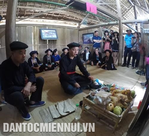 Đồng bào dân tộc Mông thường mời thầy cúng về làm Lễ giải hạn - nối số vào đầu năm mới. Ảnh: Hoàng Hải Đồng bào dân tộc Mông thường mời thầy cúng về làm Lễ giải hạn - nối số vào đầu năm mới. Ảnh: Hoàng Hải