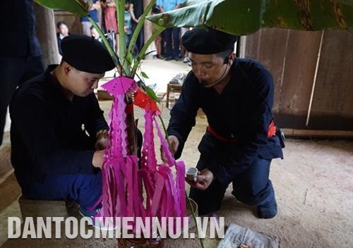 Thầy cúng làm lễ cho người được giải hạn - nối số. Ảnh: Hoàng Hải