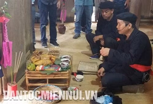 Thầy cúng làm lễ, gieo quẻ âm dương để mong thần linh phù hộ, che chở. Ảnh: Hoàng Tâm