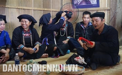 Sáng sớm, gia chủ mời thầy cúng đến nhà làm lễ, theo truyền thống, thầy cúng cắt giấy thành nhiều hình thù để làm lễ. Ảnh: Hoàng Tâm