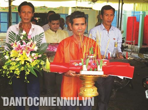 Dưới sự hướng dẫn của ông Achar, ông Maha (ông mối), nhà trai đưa chú rể mang lễ vật sang nhà gái.