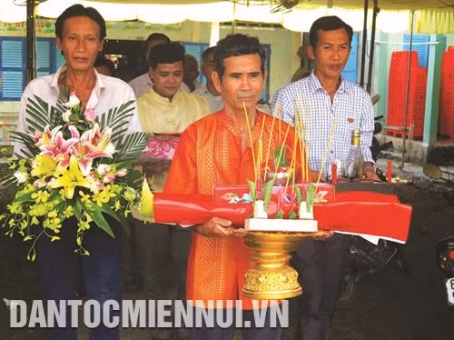 Dưới sự hướng dẫn của ông Achar, ông Maha (ông mối), nhà trai đưa chú rể mang lễ vật sang nhà gái.