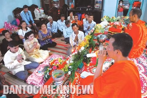 Chư tăng thực hiện nghi thức tụng kinh chúc phúc cho cô dâu, chú rể.