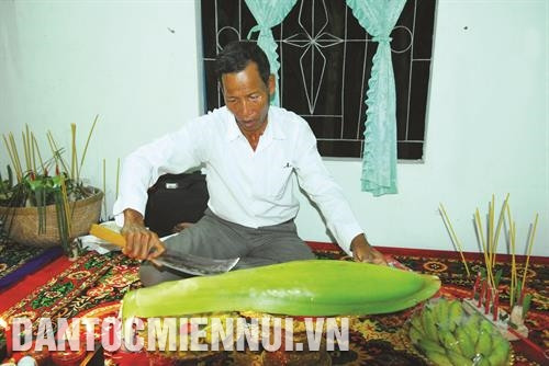 Ông Achar thực hiện nghi thức cắt hoa cau, chính thức cho phép đôi trai gái thành vợ, thành chồng. Ông Achar thực hiện nghi thức cắt hoa cau, chính thức cho phép đôi trai gái thành vợ, thành chồng.