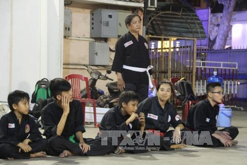 Võ sư Hồ Tường cùng võ sinh quan sát các thế tự vệ. Ảnh: Xuân Dự - TTXVN. Võ sư Hồ Tường cùng võ sinh quan sát các thế tự vệ. Ảnh: Xuân Dự - TTXVN.