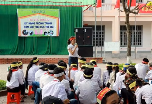Truyền thông "Kỹ năng phòng tránh xâm hại tình dục trẻ em" tại trường THCS Nghi Hương, thị xã Cửa Lò. Ảnh: Bích Huệ - TTXVN