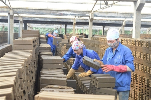 Một cơ sở sản xuất gạch xây dựng ở Văn Chấn