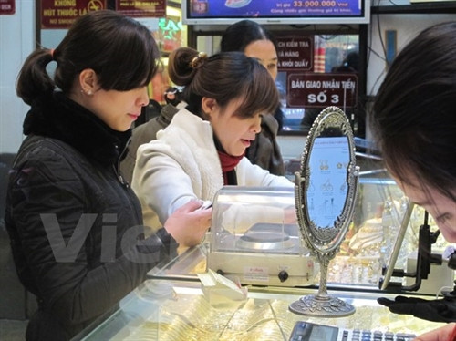 Khách hàng đang giao dịch vàng miếng (Ảnh: Đức Duy/Vietnam+)