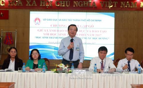 Giám đốc Sở Giáo dục Thành phố Hồ Chí Minh Lê Hồng Sơn chủ trì cuộc gặp gỡ với học sinh THPT. Ảnh: Phương Vy-TTXVN Giám đốc Sở Giáo dục Thành phố Hồ Chí Minh Lê Hồng Sơn chủ trì cuộc gặp gỡ với học sinh THPT. Ảnh: Phương Vy-TTXVN